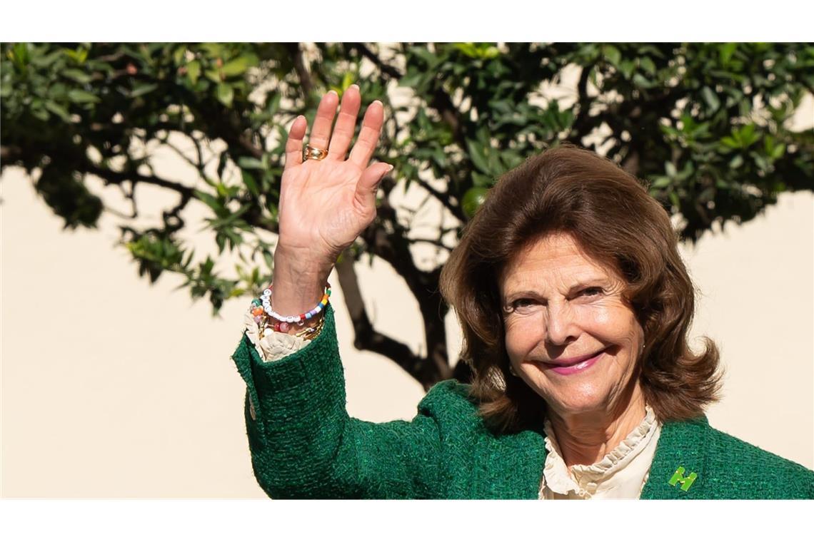 Königin Silvia von Schweden bei ihrem Besuch anlässlich der Taufe der neu gezüchteten «Mentor-Rose» im Schlosshof der Insel Mainau. (zu dpa: «Schwedische Königin besucht Bodensee-Insel»)