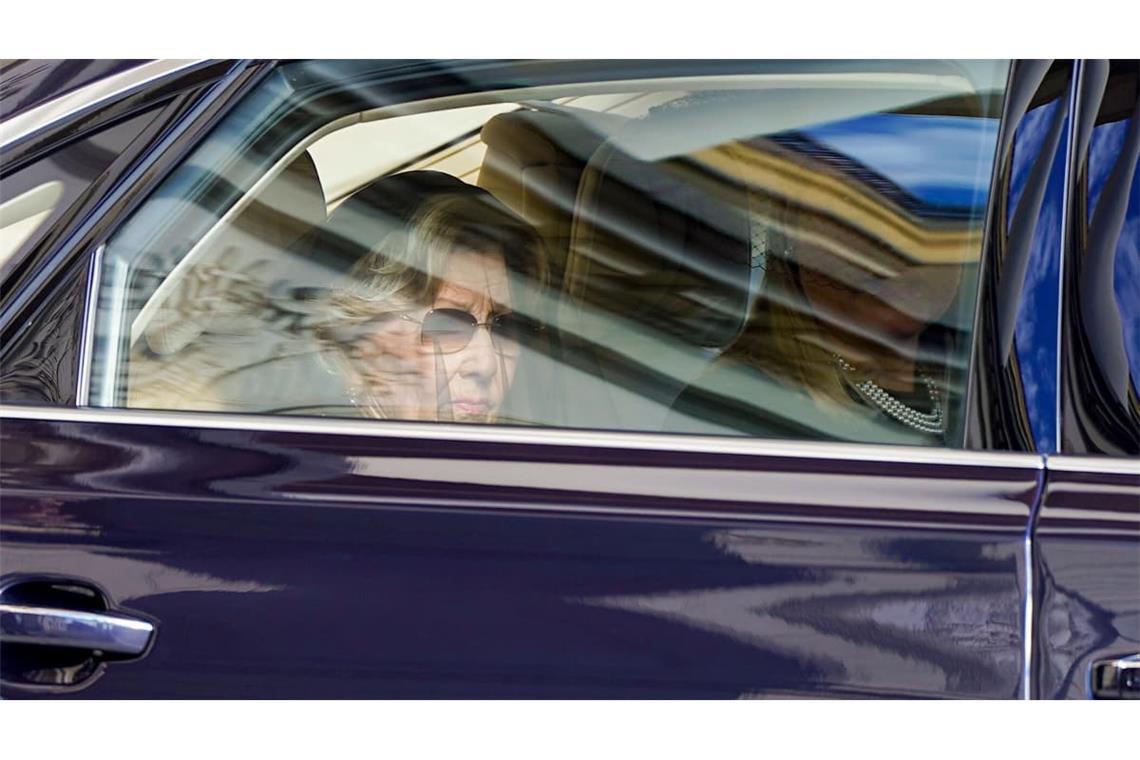 Königin Sonja fährt gemeinsam mit Königin Mette-Marit zur Trauerfeier. Hinter der Autoscheibe ist der norwegischen Königinwitwe die Trauer um ihren verstorbenen Ehemann anzusehen.