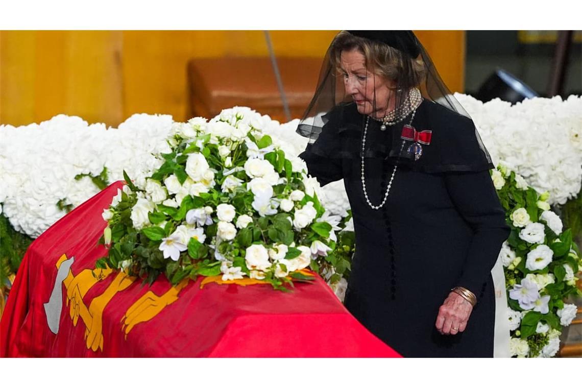 Königin Sonja nimmt im Osloer Dom persönlich Abschied von ihrem Ehemann: Während der Trauerfeier legt sie eine Rose auf den Sarg von König Harald V.