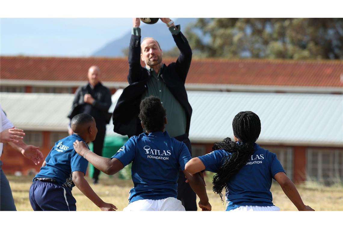 Bilder des Tages Königliche Fitness: Der britische Prinz William nimmt an einer Rugby-Trainingseinheit teil.