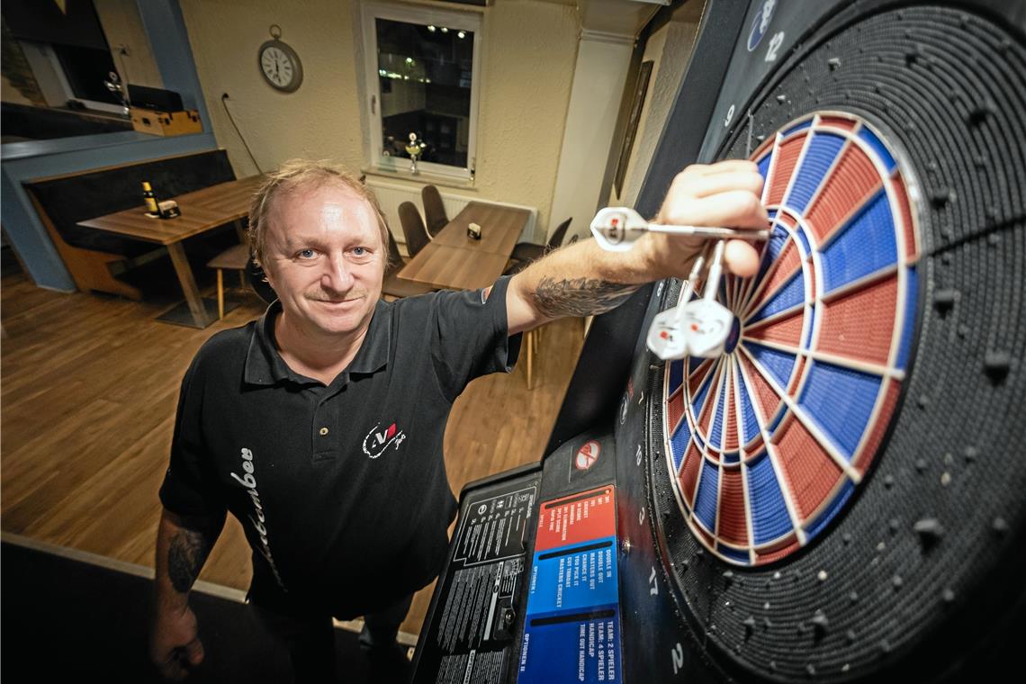 Holger Steck: Ex-Europameister im Dienst seines Sports Könner im Umgang mit Pfeilen und Scheibe: Holger Steck. Der Ex-Europameister kämpft darum, andere für Dart zu begeistern. Foto: Alexander Becher