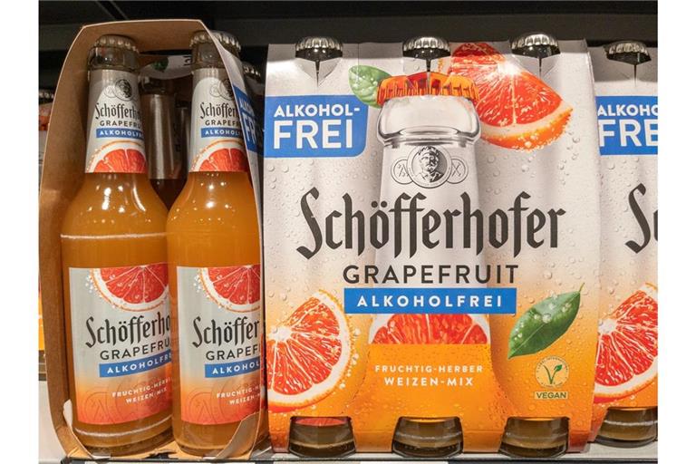 Könnten versehentlich Flaschen mit Alkohol enthalten: Die Schöfferhofer Grapefruit Alkoholfrei Sixpacks. (Symbolbild)