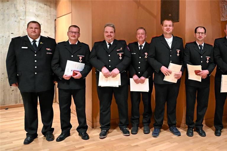 Kommandant Stefan Krehan (links) und Bürgermeister Armin Mößner (rechts) zeichnen bei der Hauptversammlung Bernd Gabler (von links), Michael Deuschle, Stefan Keller, Georg Littmann, Stefan Hörmann, Benedikt Oppenländer und Marc Schmid für ihre Verdienste und ihr Engagement aus. Foto: Elisabeth Klaper