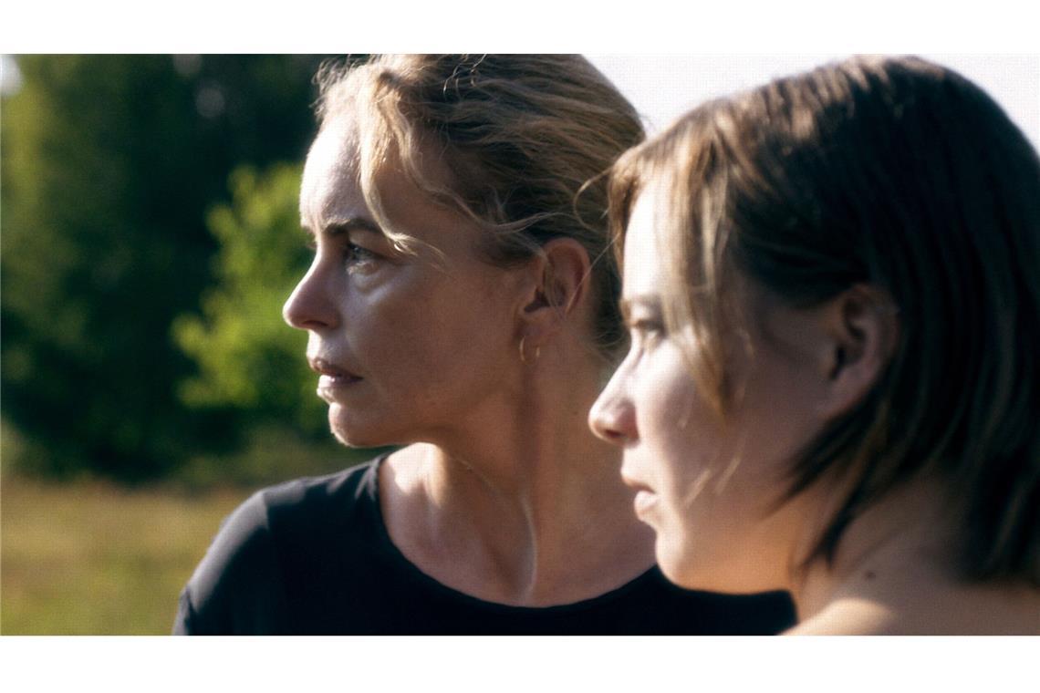 Im Schraubstock der Alltäglichkeit Kommen aus unterschiedlichen Welten: Nina Hoss (links) und Saskia Rosendahl in „Zikaden“
