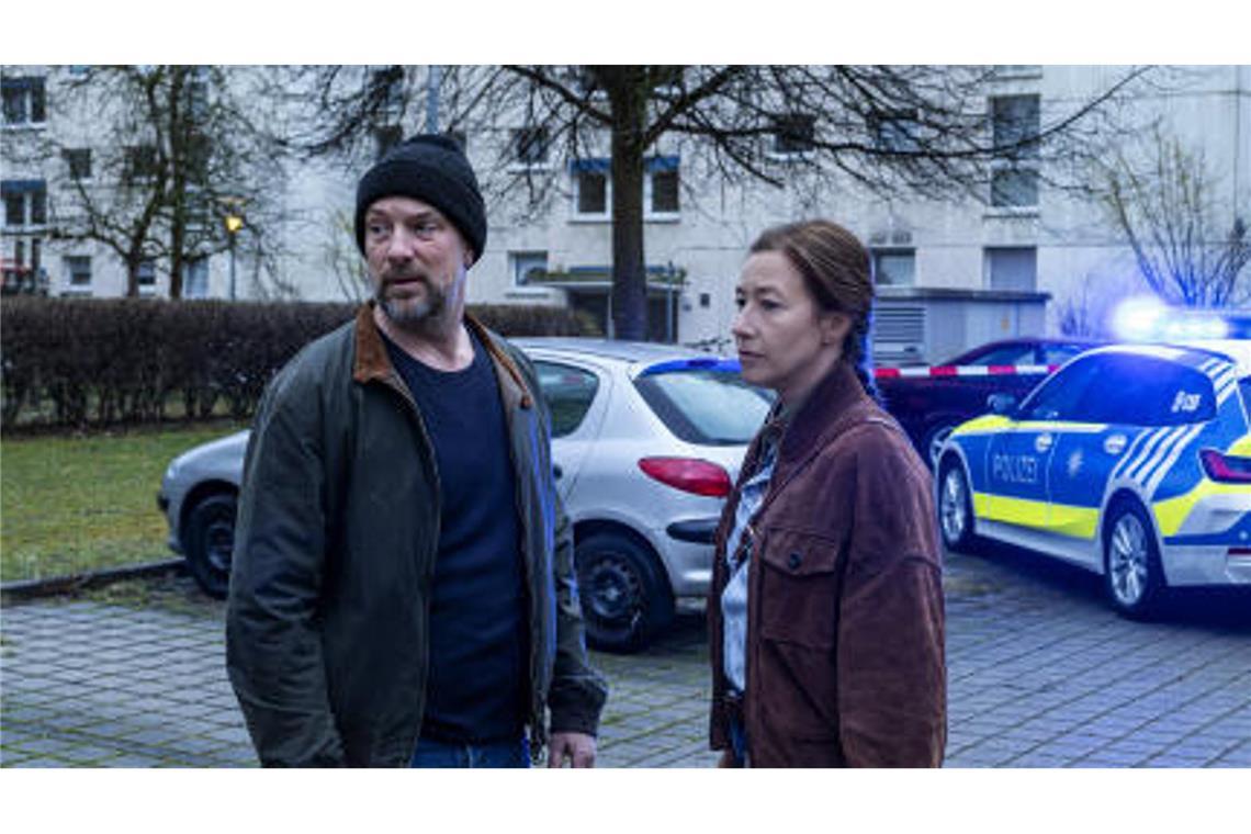 Kommissar Dennis Eden (Stephan Zinner) und Kommissarin Cris Blohm (Johanna Wokalek) an einem neuen Unfallort