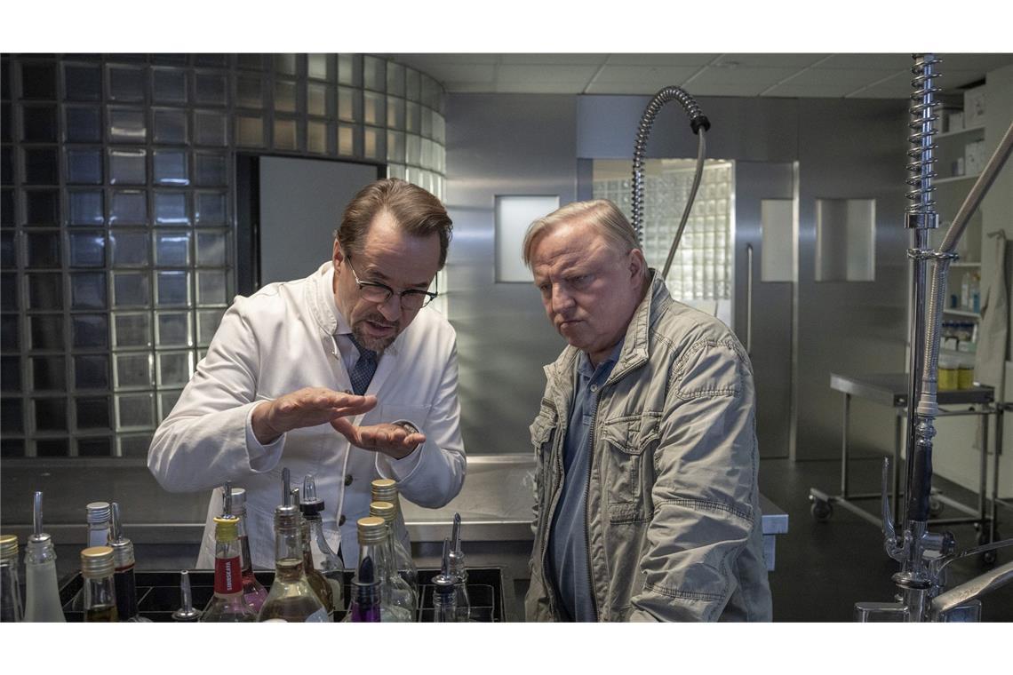 Wie war „Fiderallala“, der neue „Tatort“ aus Münster? Kommissar Frank Thiel (Axel Prahl, r.) kann kaum glauben, was ihm Prof. Karl-Friedrich Boerne (Jan Josef Liefers, l.) zum Tathergang erklärt.