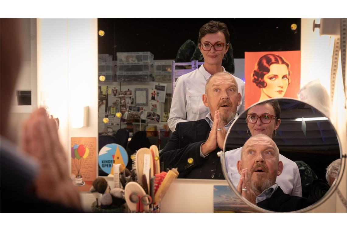 Kommissar Freddy Schenk (Dietmar Bär) fühlt Maskenbildnerinnen Britt Maier (Bettina Engelhardt) auf den Zahn. Kennt sie Interna?