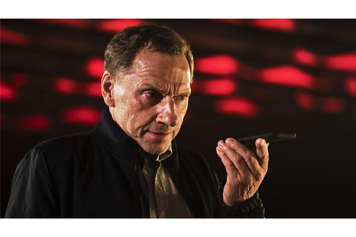 Wie war „Verblendung“, der neue „Tatort“ aus Stuttgart? Kommissar Lannert (Richy Müller) führt die Verhandlungsgespräche mit seinem Kollegen und der Geiselnehmerin.
