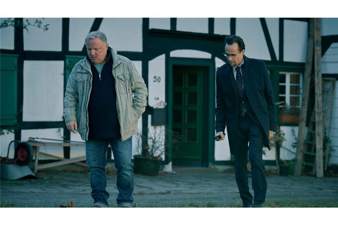 Kommissar Thiel (Axel Prahl, l.) und Prof. Boerne (Jan Josef Liefers, r.) auf Spurensuche, um die Todesumstände des Toten in der Kühltruhe aufzuklären