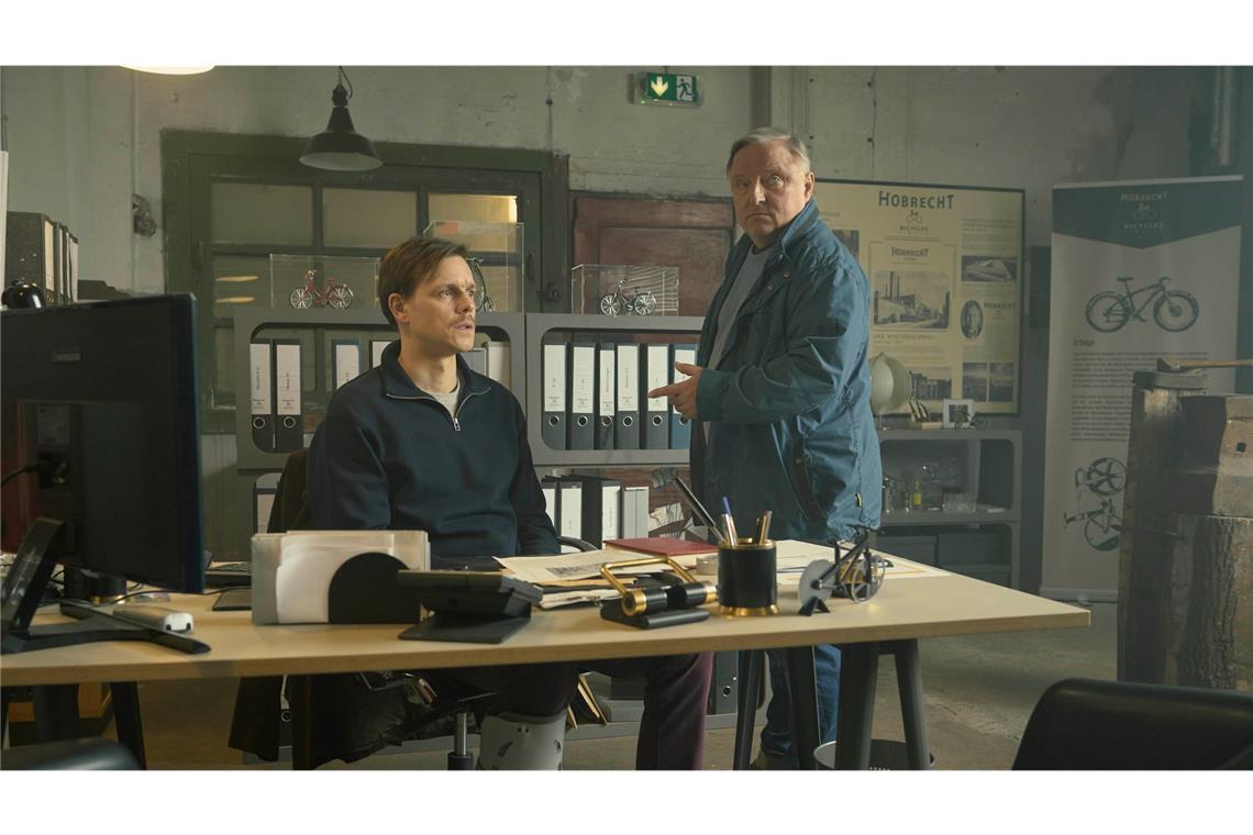 Kommissar Thiel (Axel Prahl, r.) hat noch einige Fragen an den Juniorchef Konstantin Hobrecht (Franz Hartwig, l.).