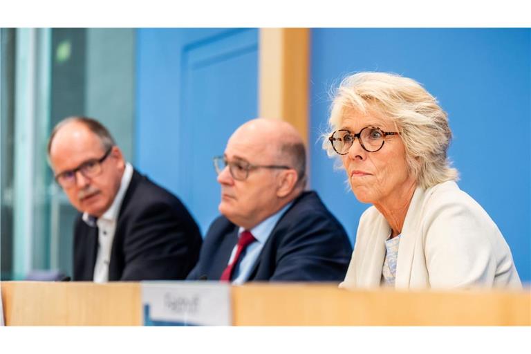 Kommissionschefin Christiane Schönefeld, Arbeitgeber-Verhandlungsführer Steffen Kampeter (M) und Gewerkschaftsverhandlungsführer Stefan Körzell sind sich einig beim Mindestlohn.