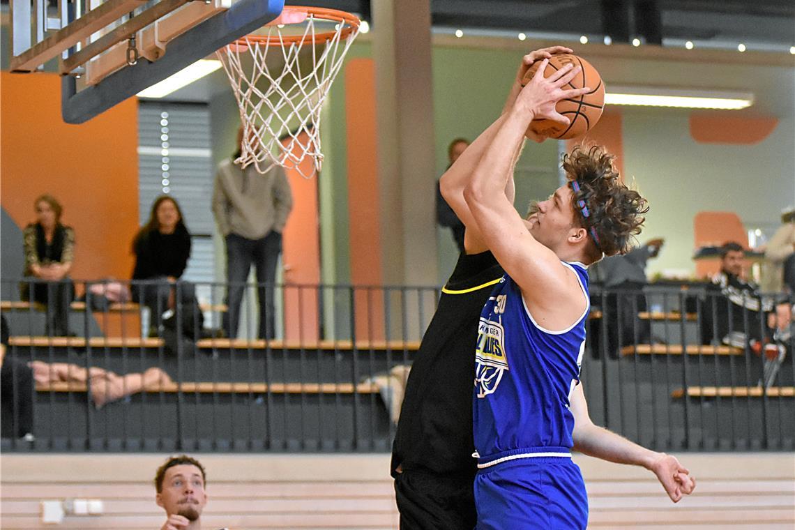 TSG-Basketballer hoffen auf die Fortsetzung des Aufschwungs Kommt aus der eigenen Jugend und greift bei den TSG-Basketballern nun verstärkt bei den Männern an: Valentin Clemens. Foto: Tobias Sellmaier