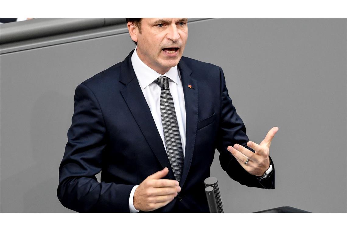 Kommunen rechnen mit Einnahmerückgang durch US-Zölle Kommunen-Spitzenvertreter André Berghegger, hier noch als CDU-Bundestagsabgeordneter am Rednerpult. (Archivbild)
