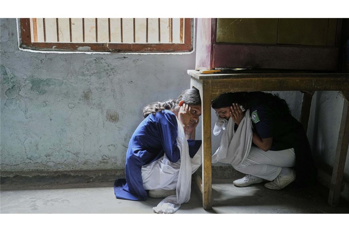 Bilder des Tages Konflikt zwischen Indien und Pakistan: Schüler nehmen in Guwahati in Indien an einer Übung teil, die von Mitgliedern des Zivilschutzes für den Fall eines Angriffs durchgeführt wird.