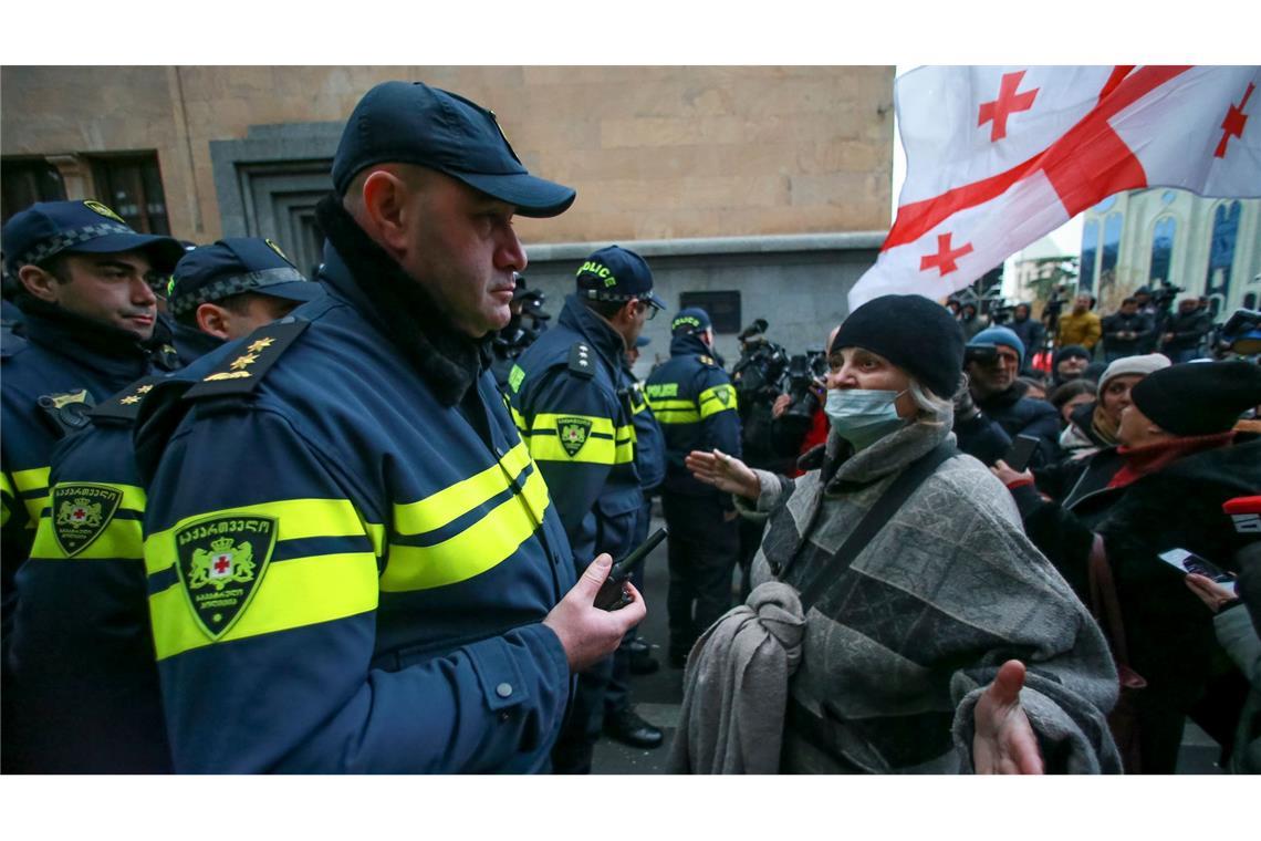 Bilder des Tages Konfrontation vor dem Parlament.
