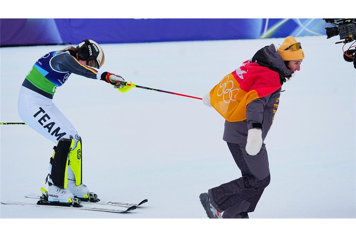 Konnten im Ziel gut Rumflachsen: Emma Aicher (links) und Kira Weidle-Winkelmann.