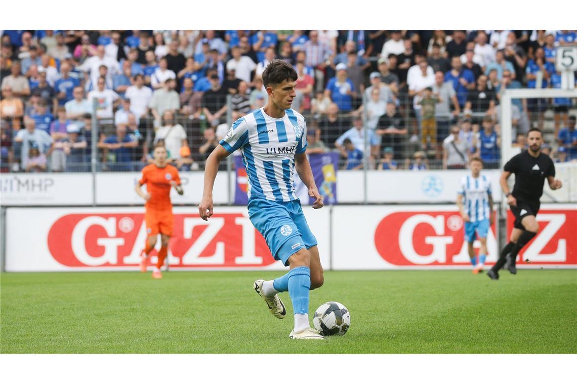 Die Blauen gewinnen ersten Test mit 5:2 Konrad Riehle spielte als einziger Kickers-Spieler beim Test in Essingen 90 Minuten durch.