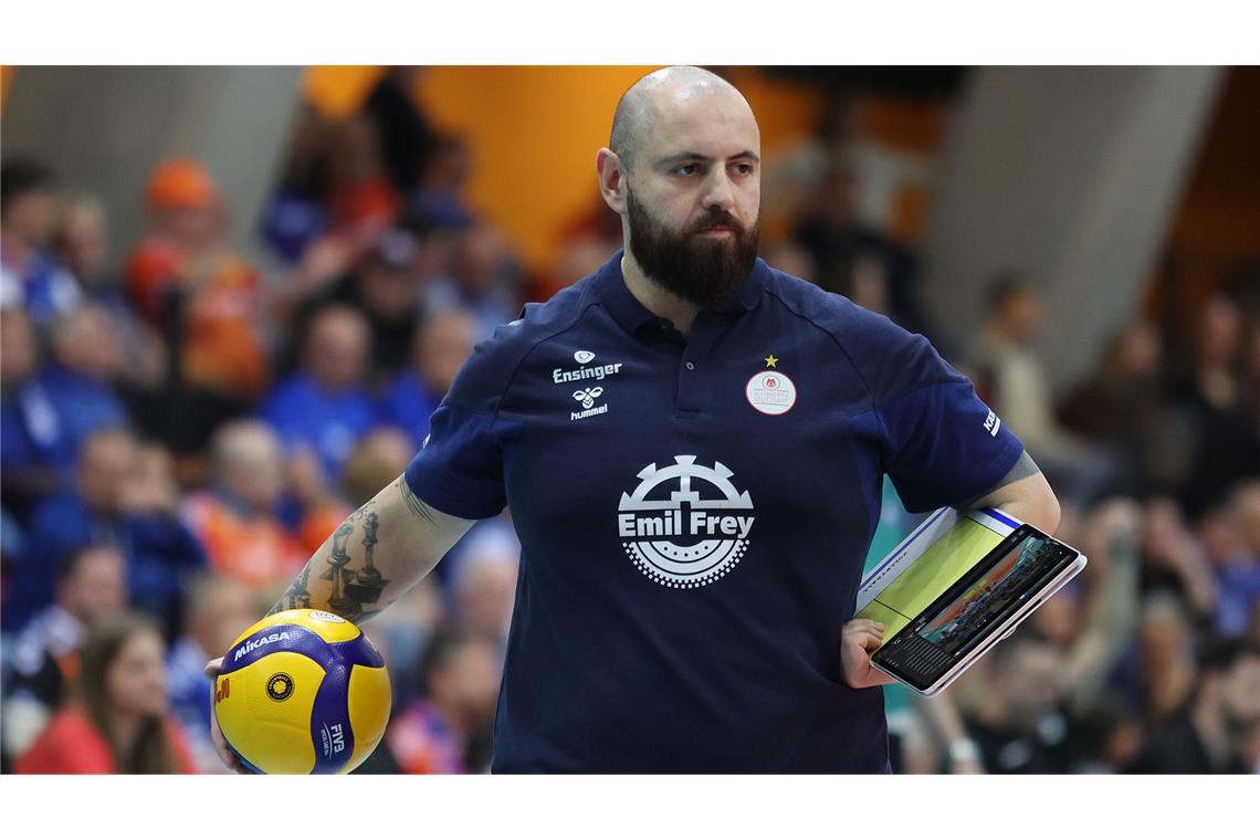 „Krystal Rivers ist eine Inspiration“ Konstantin Bitter, Trainer von Allianz MTV Stuttgart: „Der Sport hat Krystal Rivers zu dem außergewöhnlichen Menschen gemacht, der sie heute ist. Ihre Geschichte ist absolut beeindruckend. Eine derart überragende Spielerin wird in Deutschland so schnell nicht wieder zu sehen sein.“ Konstantin Bitter, Trainer von Allianz MTV Stuttgart