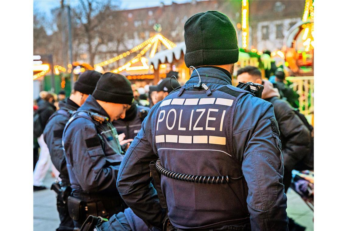 Vorsicht auf dem Weihnachtsmarkt Kontrolle auf dem Stuttgarter Weihnachtsmarkt: Die Polizei kann jetzt genauer hinschauen.Kontrolle auf dem Stuttgarter Weihnachtsmarkt: Die Polizei kann jetzt genauer hinschauen.