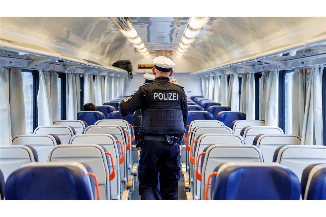 Verdacht des Menschenhandels: Razzien in zehn Bundesländern Kontrollen der Bundespolizei an der Grenze zu Tschechien. (Archivbild)