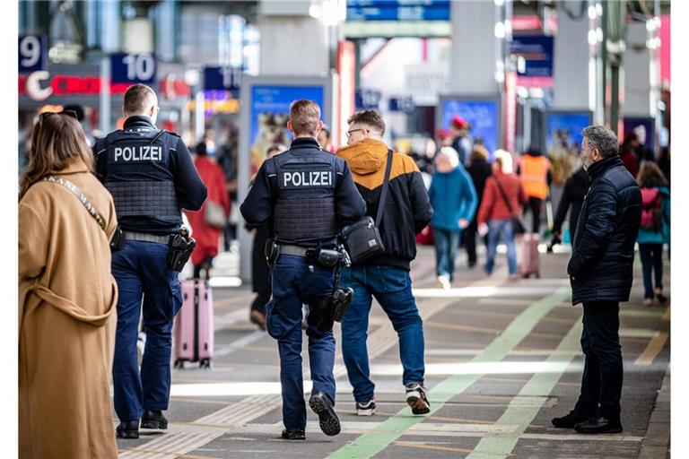 Kontrolliert die Polizei – hier am Stuttgarter Hauptbahnhof – bald auch im größeren Stil in den Zügen auf der Suche nach Waffen?Kontrolliert die Polizei – hier am Stuttgarter Hauptbahnhof – bald auch im größeren Stil in den Zügen auf der Suche nach Waffen?