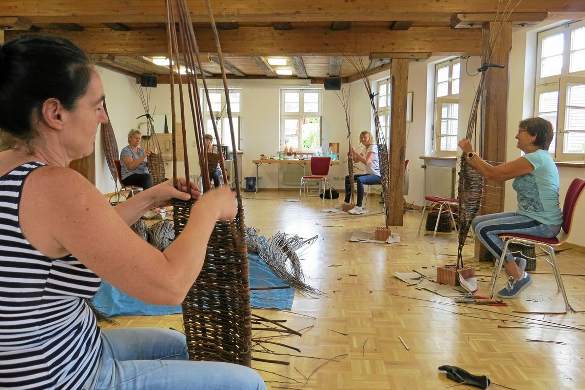 Weidenmeditation und Fingertraining Konzentriertes Arbeiten: Michaela Millenet, Jutta Brasch, Birgit Wolf, Kirstin Krack und Ingrid Hohn (von links) an ihren Werkstücken.