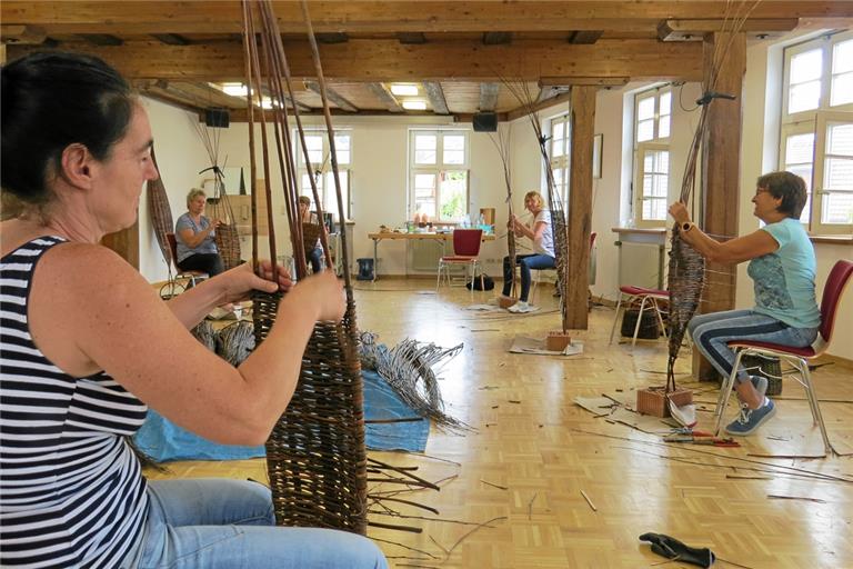 Konzentriertes Arbeiten: Michaela Millenet, Jutta Brasch, Birgit Wolf, Kirstin Krack und Ingrid Hohn (von links) an ihren Werkstücken.