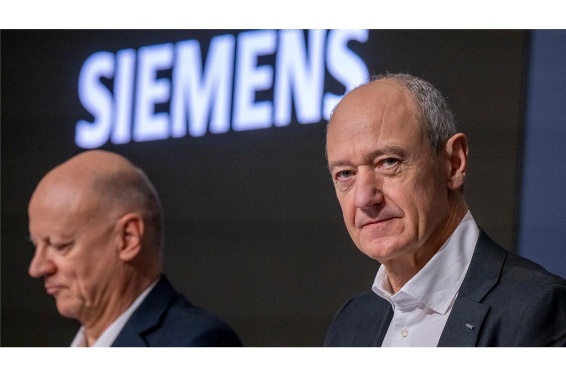 Siemens schreibt Rekordgewinn - und baut Jobs ab Konzern-Chef Busch (r.) und Finanzvorstand Thomas auf der Jahrespressekonferenz. Siemens hat in schwierigen Zeiten einen Rekordgewinn vorgelegt.
