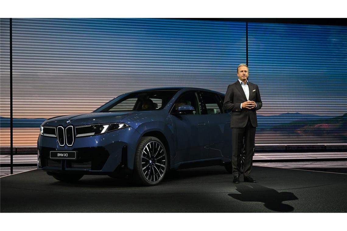 Vor IAA: BMW zeigt erstes Serienmodell der Neuen Klasse Konzernchef Oliver Zipse greift bei der Vorstellung des BMW iX3 zu Superlativen.