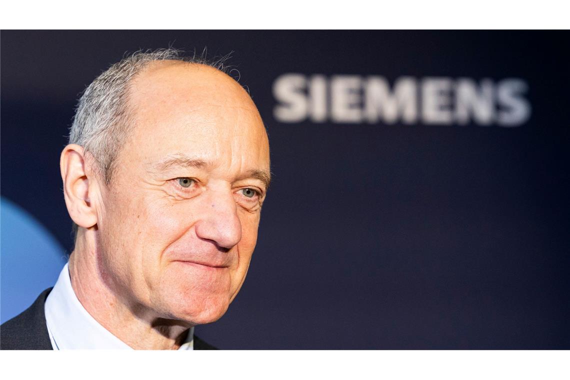Siemens legt starke Zahlen vor und verteidigt Jobabbau Konzernchef Roland Busch kann trotz der Schwäche im Automatisierungsgeschäft gute Zahlen vorlegen. (Archivbild)
