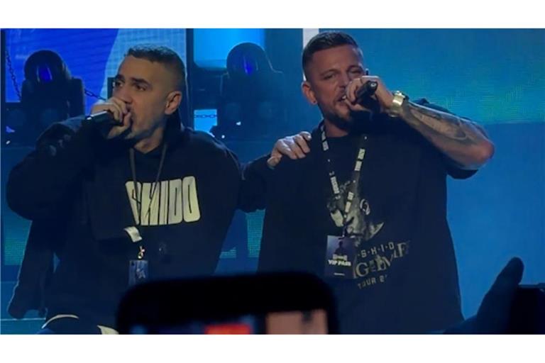 Konzert in Stuttgart: Hip-Hop-Star Bushido (links) holt  Fan Markus auf die Bühne – und das Publikum ist begeistert.