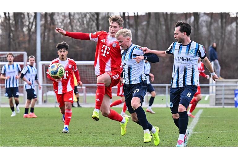 Kopf-an-Kopf-Rennen auf dem Bayern-Campus: am Ende setzen sich die Kickers mit Per Lockl durch.
