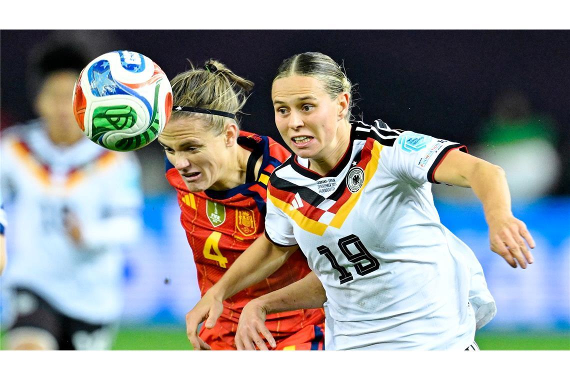 Kopf an Kopf: Tempodribblerin Klara Bühl (l) und Spaniens Innenverteidigerin Irene Paredes.