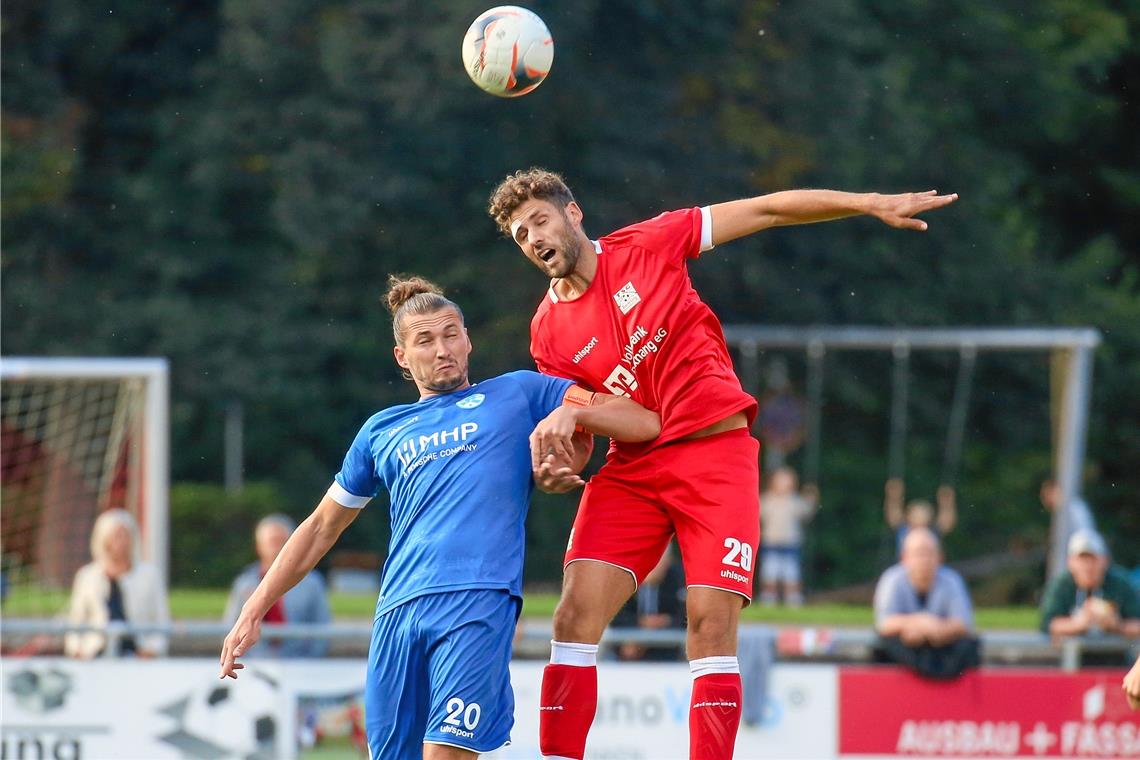 Zum Geburtstag gibt’s den neuen Vertrag Kopfball- und zweikampfstark: Innenverteidiger Marc Bitzer (rechts), der nun für ein weiteres Jahr bei der TSG unterschrieben hat. Foto: A. Becher