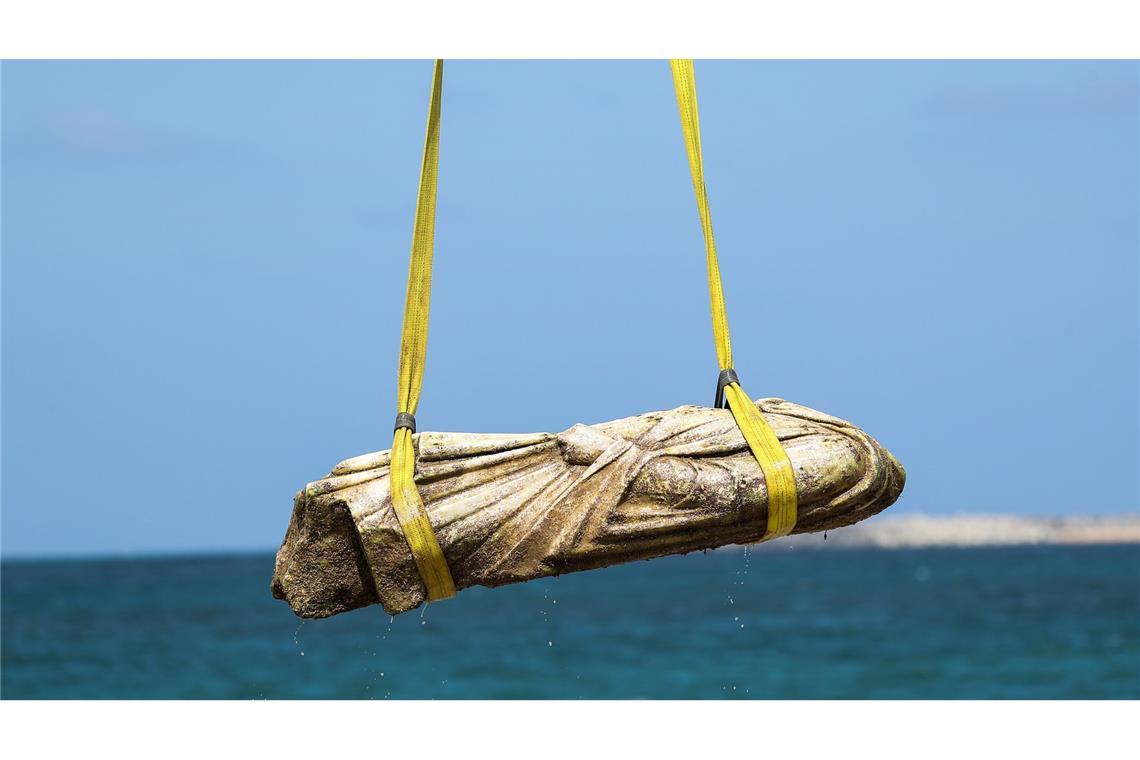 Kopflose Statue aus dem Mittelmeer. Ägypten setzt auf Kulturtourismus und vermarktet antike Funde bei Presseterminen.