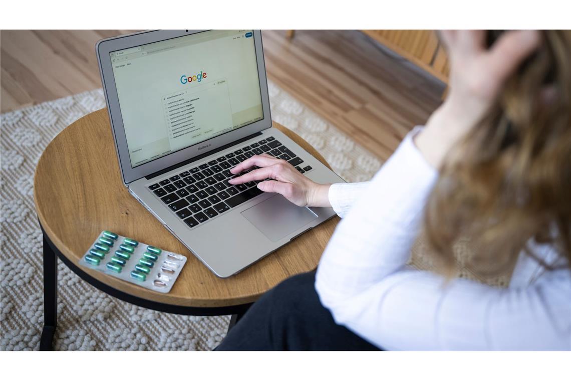 "Kopfschmerzen was tun" - viele Menschen suchen Rat im Netz.