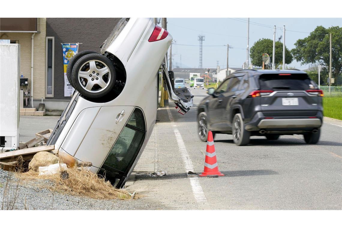 Bilder des Tages Kopfüber - Auto steckt nach starkem regen fest