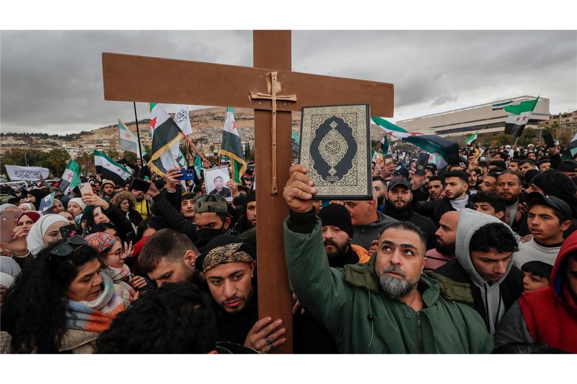 Bilder des Tages Koran und Kreuz - Demonstration für die Einheit der Minderheiten und den Sturz der Regierung von Assad in Damaskus
