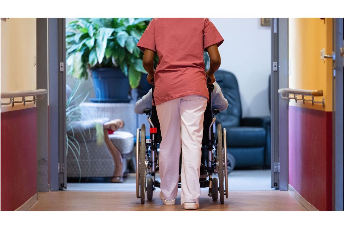 Knapp 3.000 Euro für einen Heimplatz - Eigenanteile steigen Kosten für einen Platz im Pflegeheim steigen. (Symbolbild)