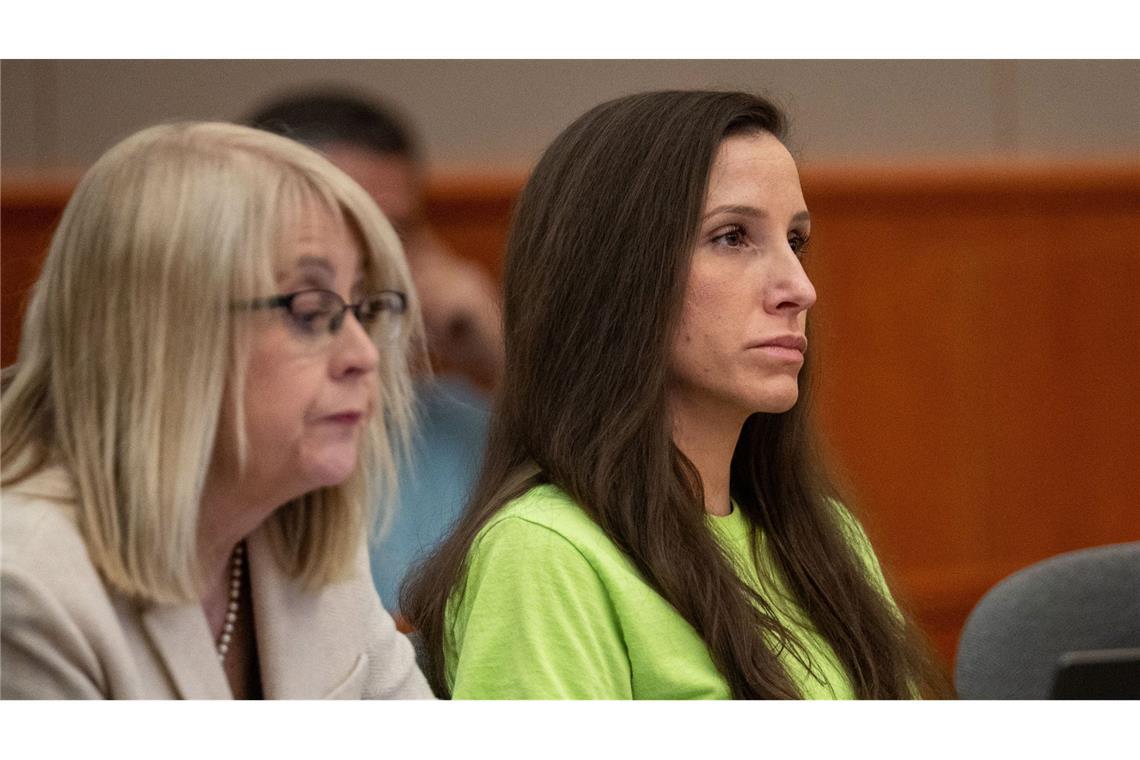 Kouri Richins mit ihrer Verteidigerin Wendy Lewis (l) bei einer Anhörung über ihr Strafmaß.