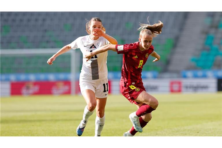 Kräftig rotiert: Vivien Endemann (r) war eine von acht neuen Spielerinnen in der deutschen Startelf.