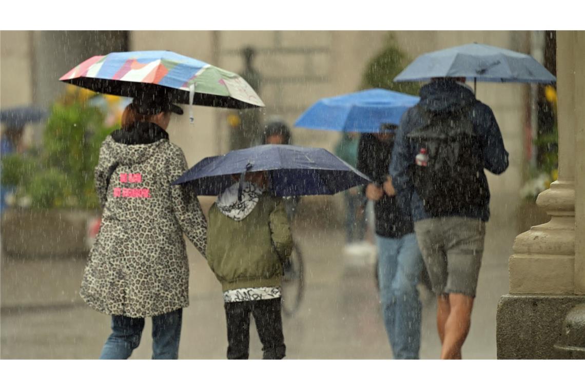 Überschwemmungen drohen – Wetterdienst warnt vor Dauerregen Kräftige Regenschauer ziehen am Mittwoch über den Südwesten (Symbolbild).
