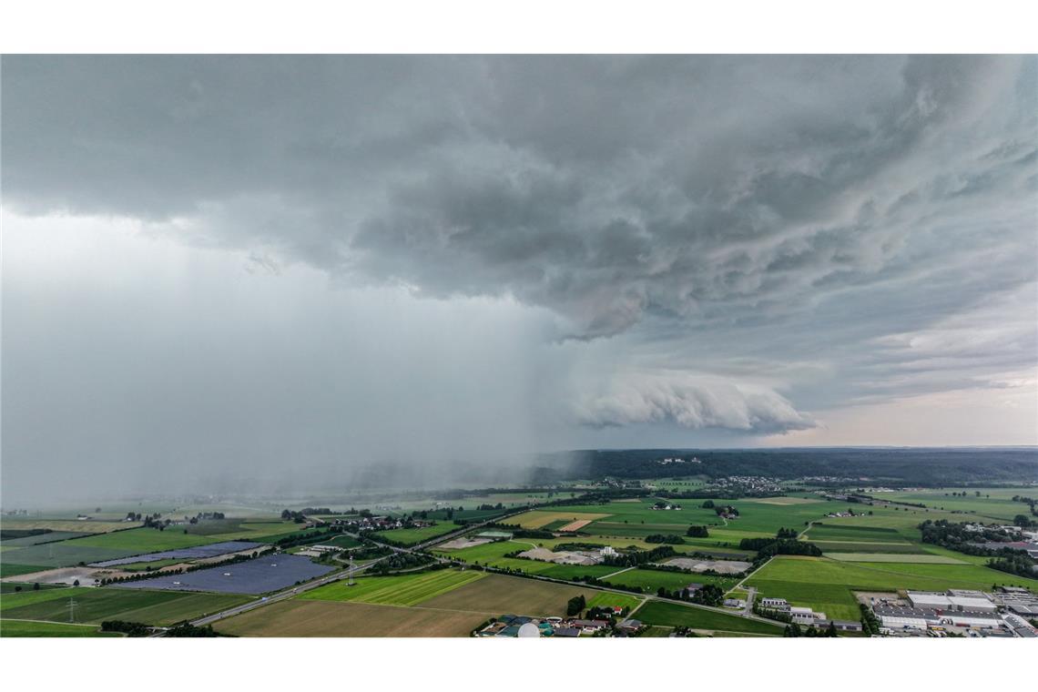 Nach der drückenden Hitze gibt es kräftige Schauer und Gewitter Kräftige Schauer könnte es am Montag im Südwesten geben.