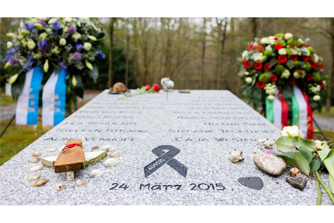 "Liebe siegt über den Tod" - Gedenken an Germanwings-Absturz Kränze erinnern zum Jahrestag auf dem Friedhof in Haltern an die Verstorbenen des Ortes.