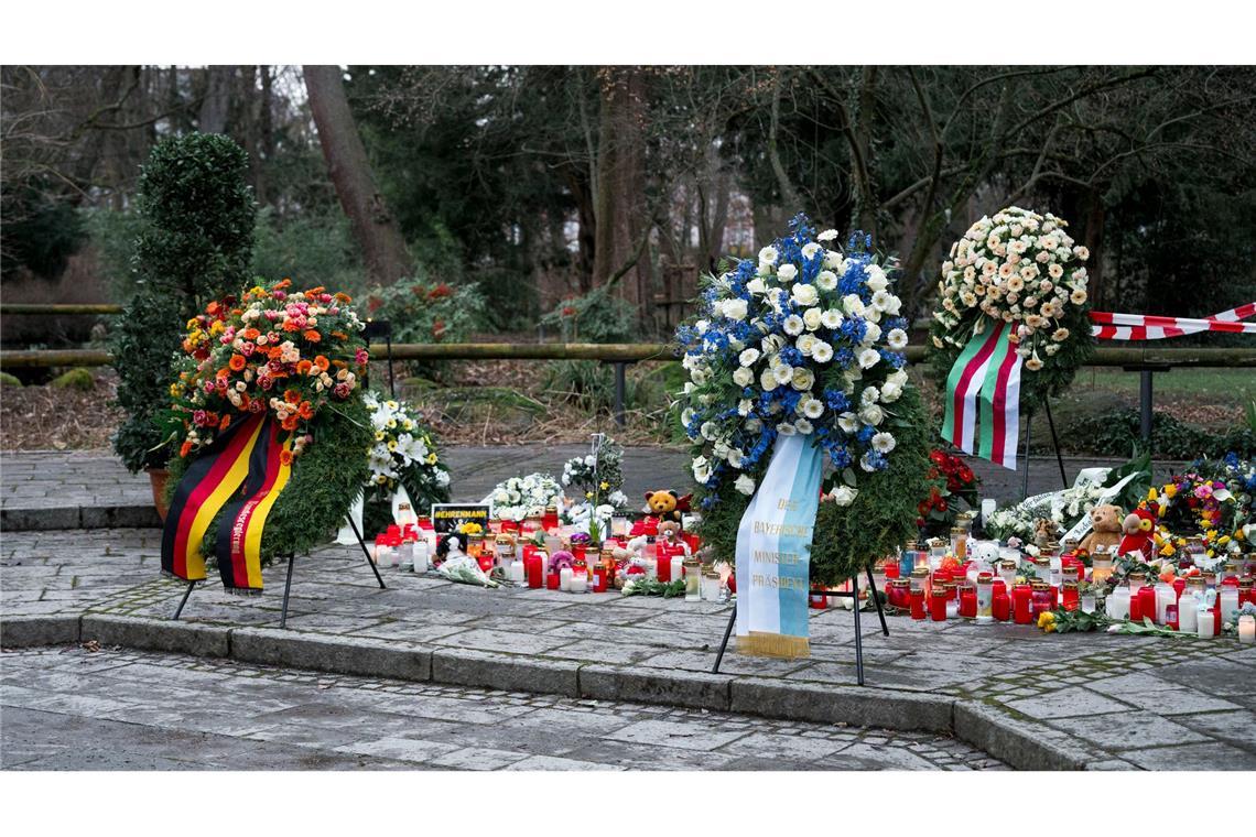 Aschaffenburg – eine Stadt ist fassungslos Kränze für die Opfer der Messerattacke.