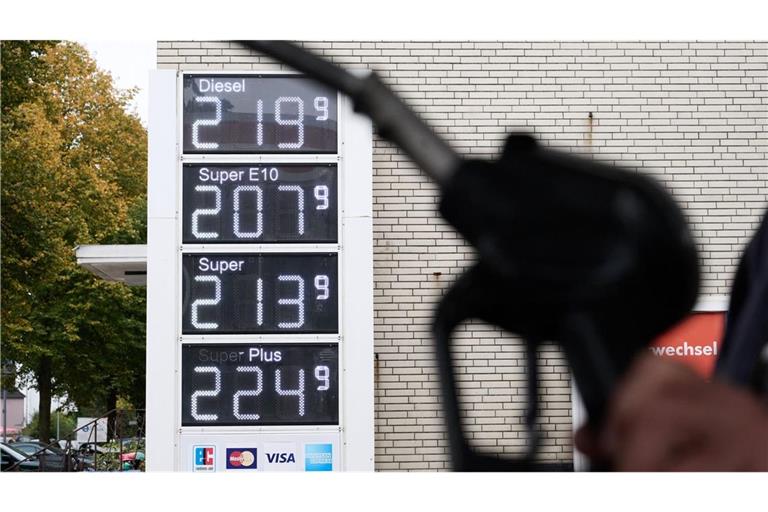 Kraftstoffpreise stehen auf der Preistafel einer Tankstelle. (zu dpa: «Energiepreise treiben Inflationsrate über drei Prozent»)