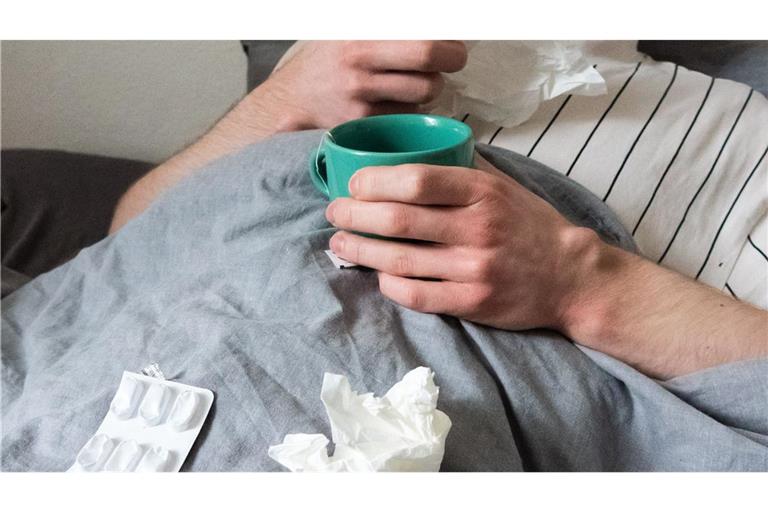 Krank im Bett statt bei der Arbeit: so geht es derzeit vielen Menschen in Baden-Württemberg.