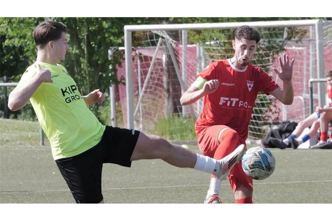 Krankenhaus statt Fußballplatz: der Weilimdorfer Kapitän Enis Küley (rechts).