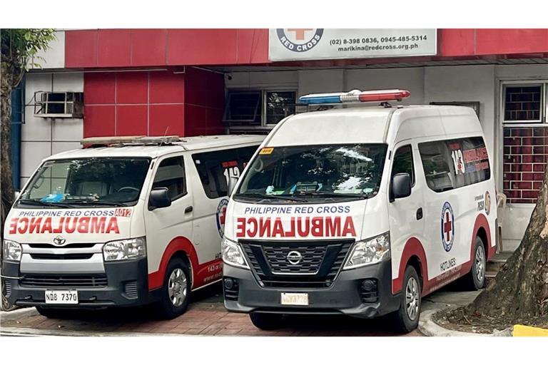 Krankenwagen sind vor einem Hospital in Manila zu sehen.  (Symbolbild)
