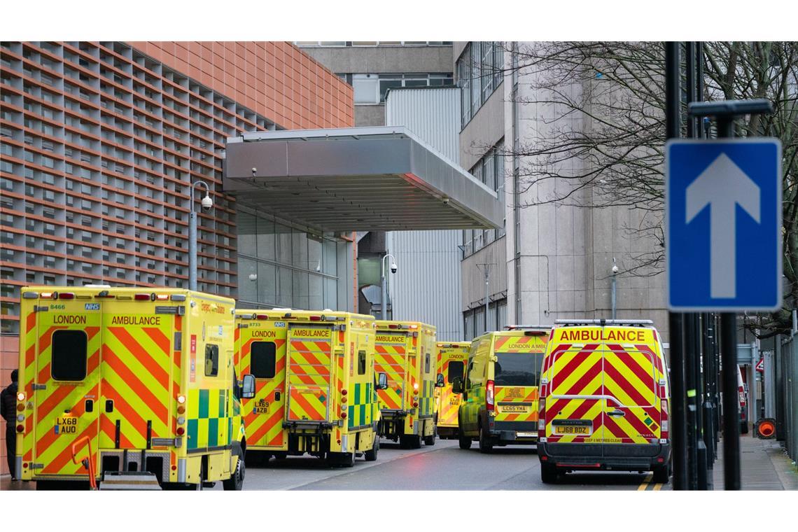 Schwerkranke auf britischen Klinikfluren Krankenwagen vor dem Royal London Krankenhaus